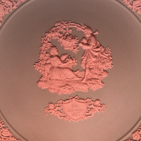 Wedgewood Valentine’s 1985 plate - Picture 3 of 3